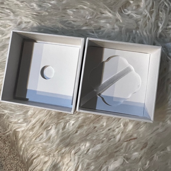 Chanel Parfums White Gift Box - Picture 2 of 2